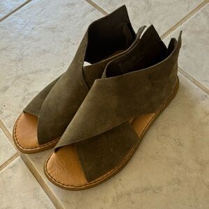 Born Sandals Iwa Shoes Army Olive Green Suede Leather Zip Open Toe size 9